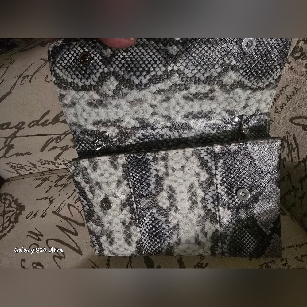 Beautiful Gray/Blk Python Textured Clutch/Crossbo… - image 8